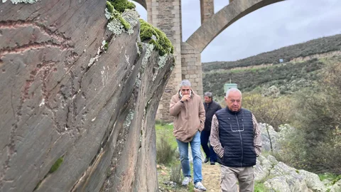 El consejero de Cultura de la Junta de Castilla y León, Gonzalo Santonja, y el director general de Patrimonio de Castilla y León, Juan Carlos Prieto, en el Yacimiento de Siega Verde.