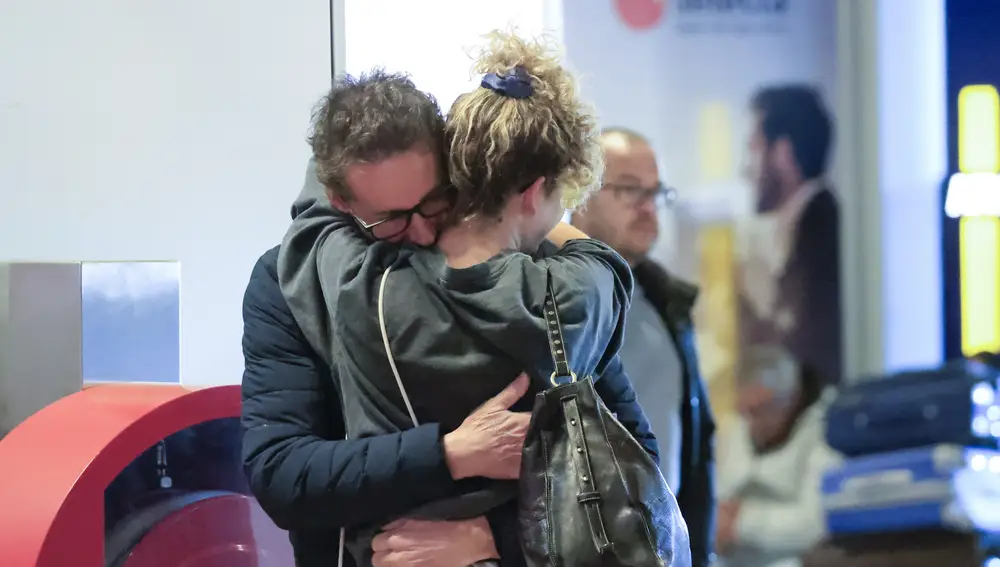 Álvaro Muñoz Escassi y Sheila Casas se funden en un abrazo