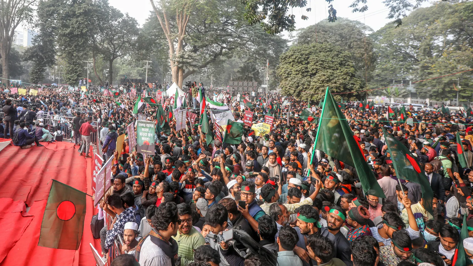Dhaka (Bangladesh), 31/12/2024.- Activists from the anti-discrimination student movement wave national flags and chant slogans during a protest at the Central Shaheed Minar in Dhaka, Bangladesh, 31 December 2024. The anti-discrimination student movement, along with other groups, is demanding the adoption of the 'Proclamation of the July Revolution' by 15 January, following the July-August student-led mass uprising that led to the ousting of former premier Sheikh Hasina. (Protestas) EFE/EPA/MO...