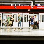 Un incendio obliga a desalojar una parada de Metro en Barcelona 