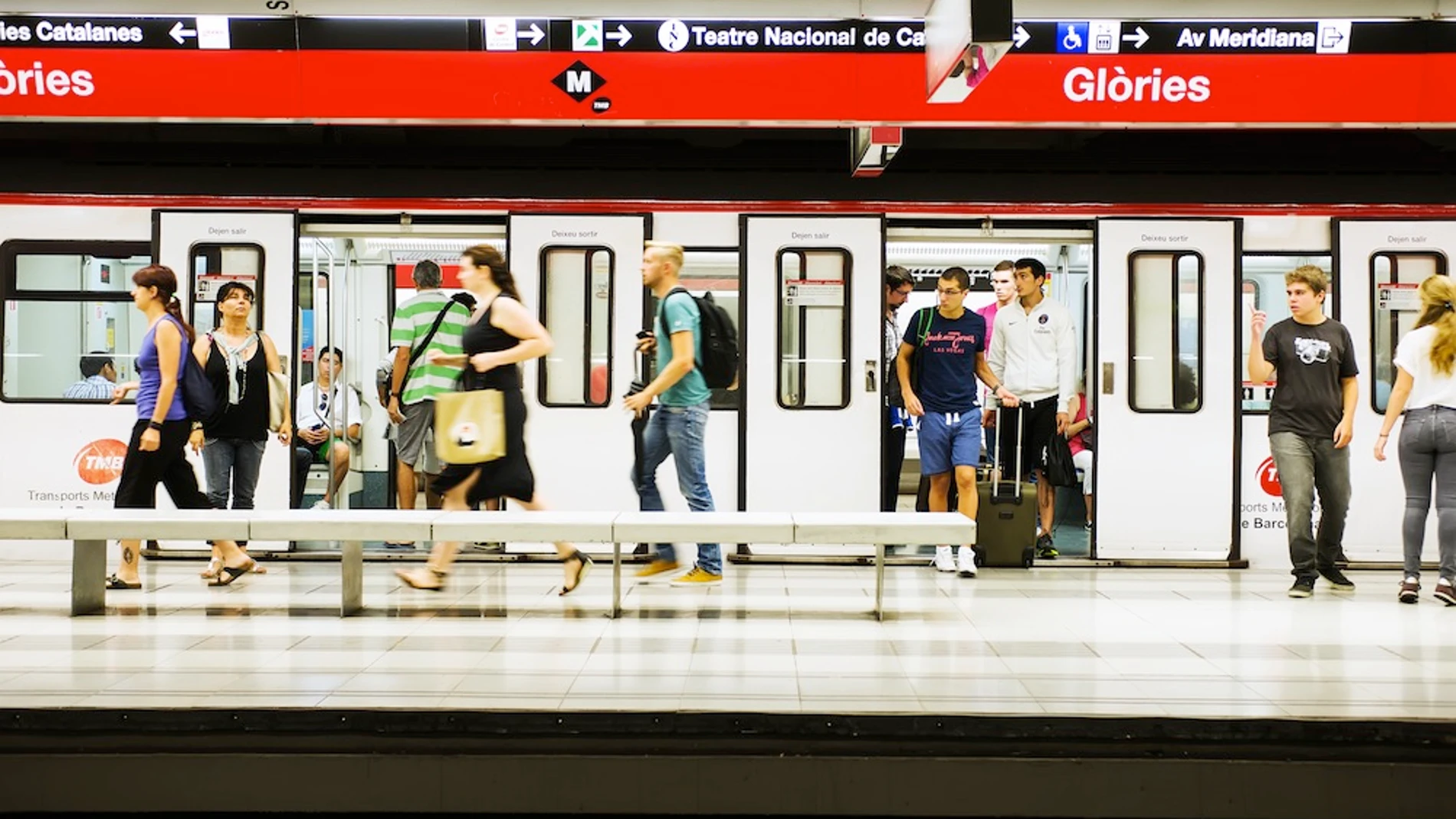 Un incendio obliga a desalojar una parada de Metro en Barcelona