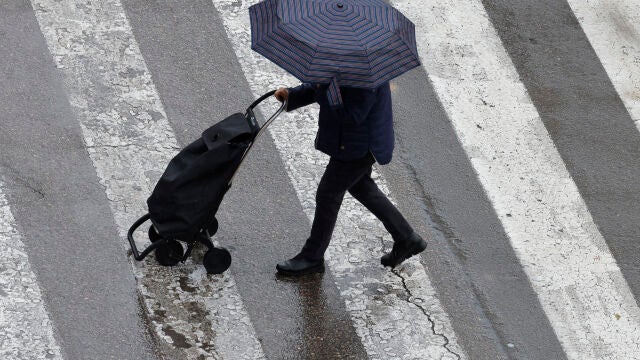 Varias personas se protegen de la lluvia este martes en Valencia