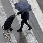 Varias personas se protegen de la lluvia este martes en Valencia