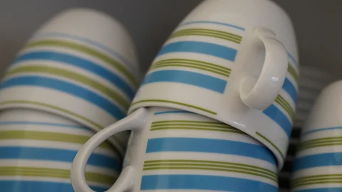 Adiós a guardar las tazas apiladas: el truco japonés para ganar espacio en la cocina