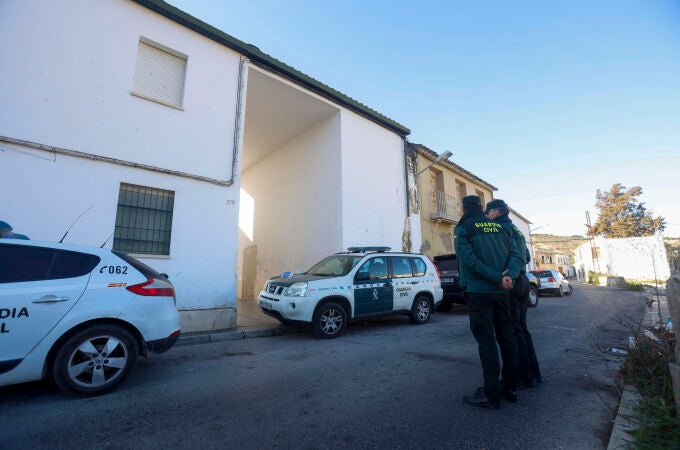 Dos guardias civiles vigilan en los alrededores del lugar del tiroteo, en el que ha muerto un hombre y otras tres personas han resultado heridas, en Puente Genil (Córdoba)