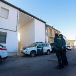Dos guardias civiles vigilan en los alrededores del lugar del tiroteo, en el que ha muerto un hombre y otras tres personas han resultado heridas, en Puente Genil (Córdoba)