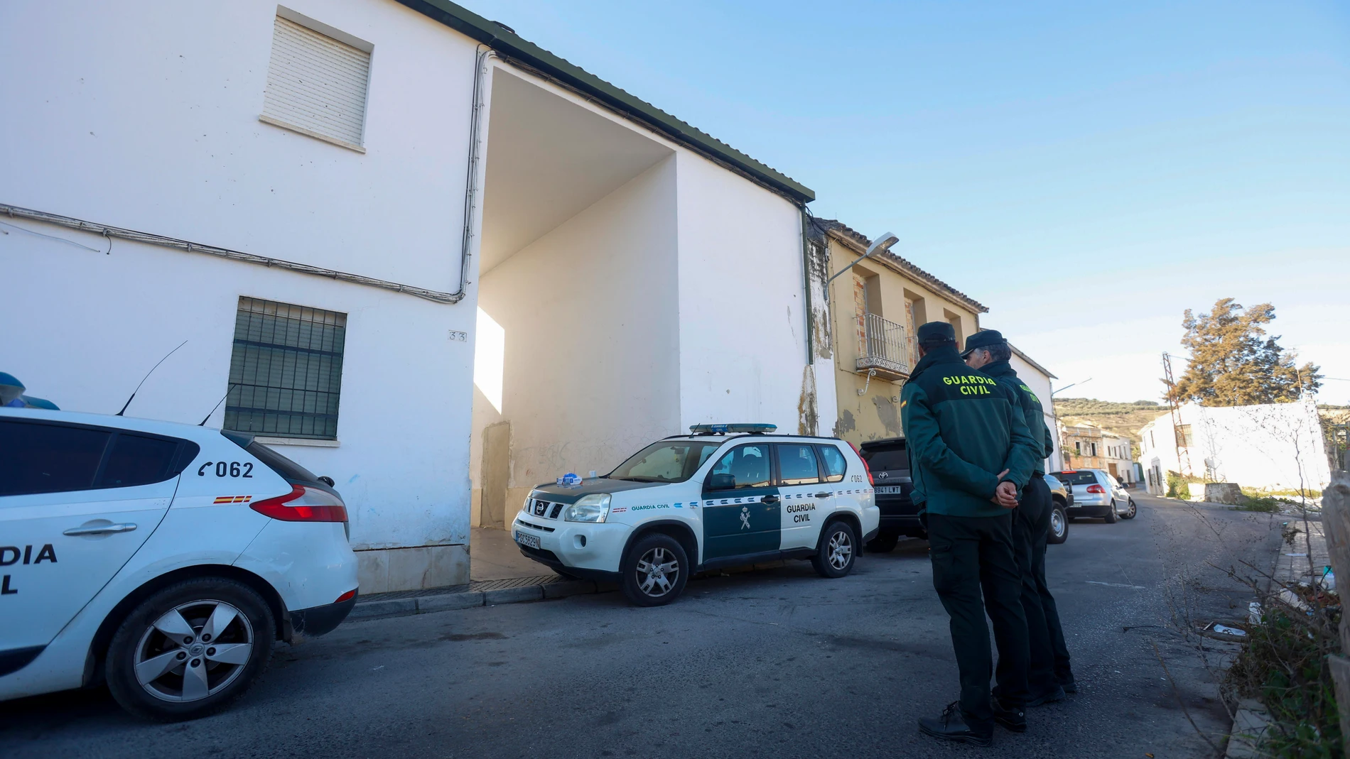 PUENTE GENIL (CÓRDOBA), 01/01/2025.- Dos guardias civiles vigilan este miércoles en los alrededores del lugar del tiroteo, en el que ha muerto un hombre y otras tres personas han resultado heridas, en Puente Genil (Córdoba). EFE/ Salas