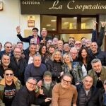 Grupo completo de los "ochenteros" que se reúnen cada año