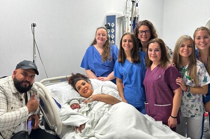 Imagen del primer nacimiento andaluz en 2025: Lola, que nació a los ocho minutos de haber comenzado el nuevo año en el Hospital Torrecárdenas de Almería.