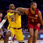 Evan Mobley escapa de la defensa de LeBron James