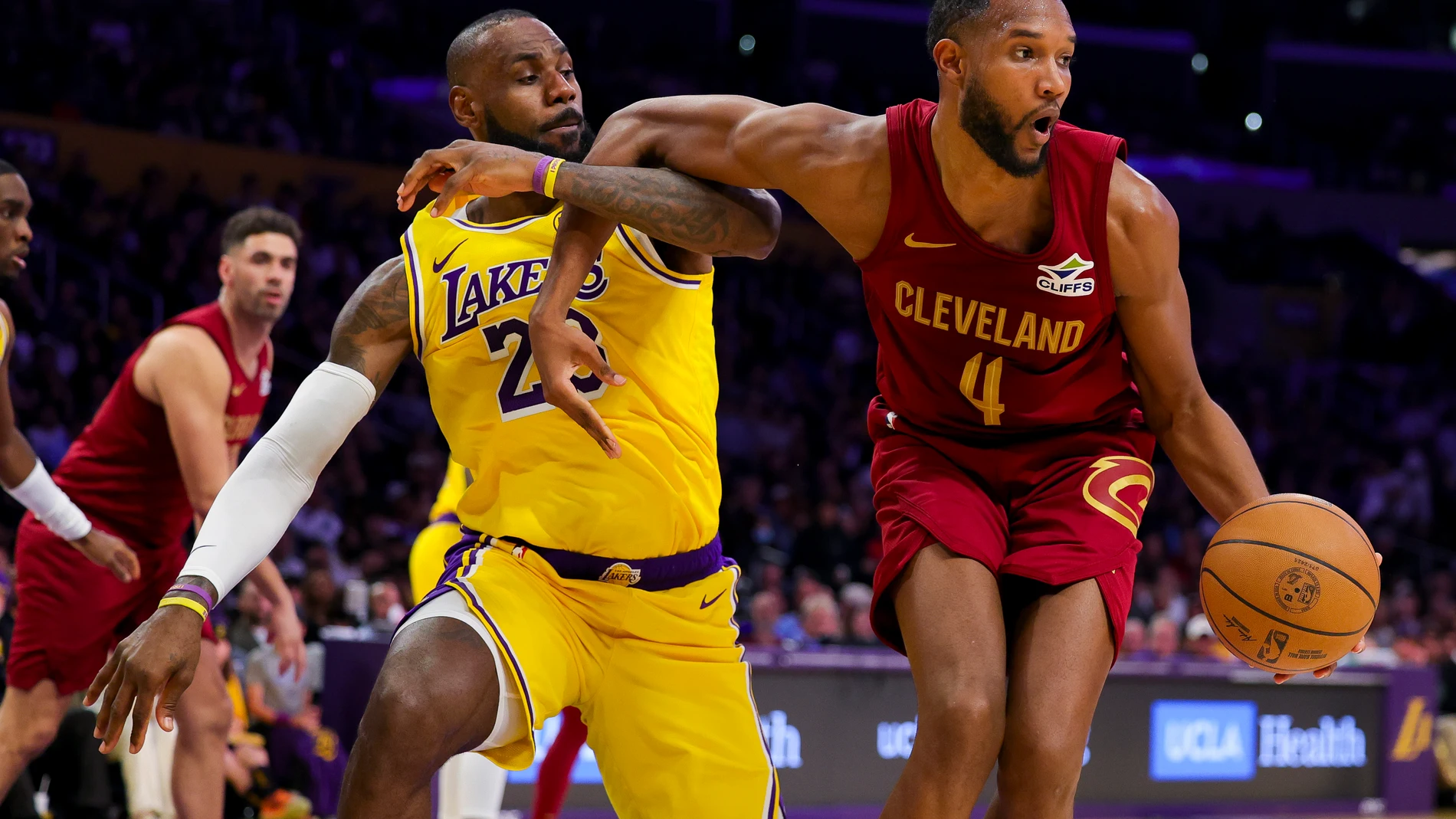 Evan Mobley escapa de la defensa de LeBron James