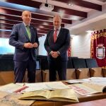 López-Valverde, durante una visita a Sevilla La Nueva, municipio que ya cuenta con sus archivos digitalizados