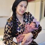 Nayeli con su madre, Juana