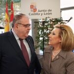 Vázquez conversa con Violeta Martínez en presencia de Jesús García Cruces