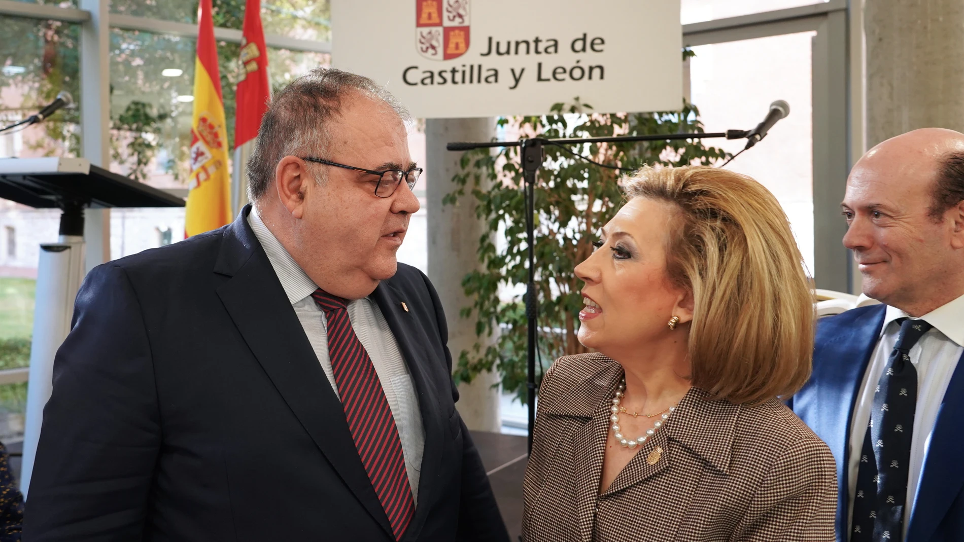 Vázquez conversa con Violeta Martínez en presencia de Jesús García Cruces