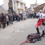 Hasta once personajes, cada uno de ellos tiene una indumentaria y utensilios propios , participan en Los Carochos de Ríofrío de Aliste