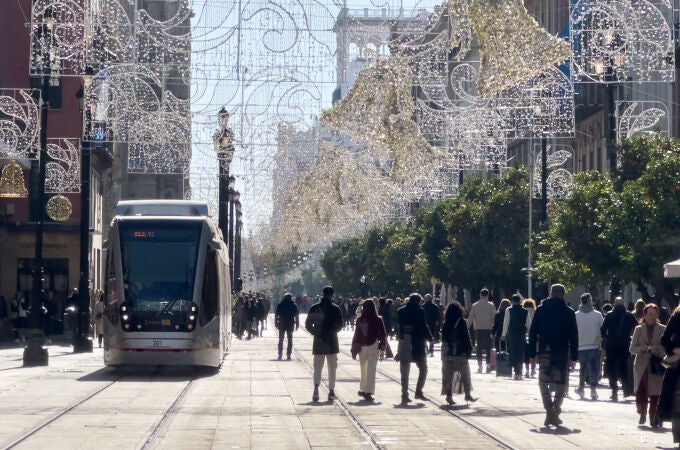 Transeúntes por el centro de Sevilla