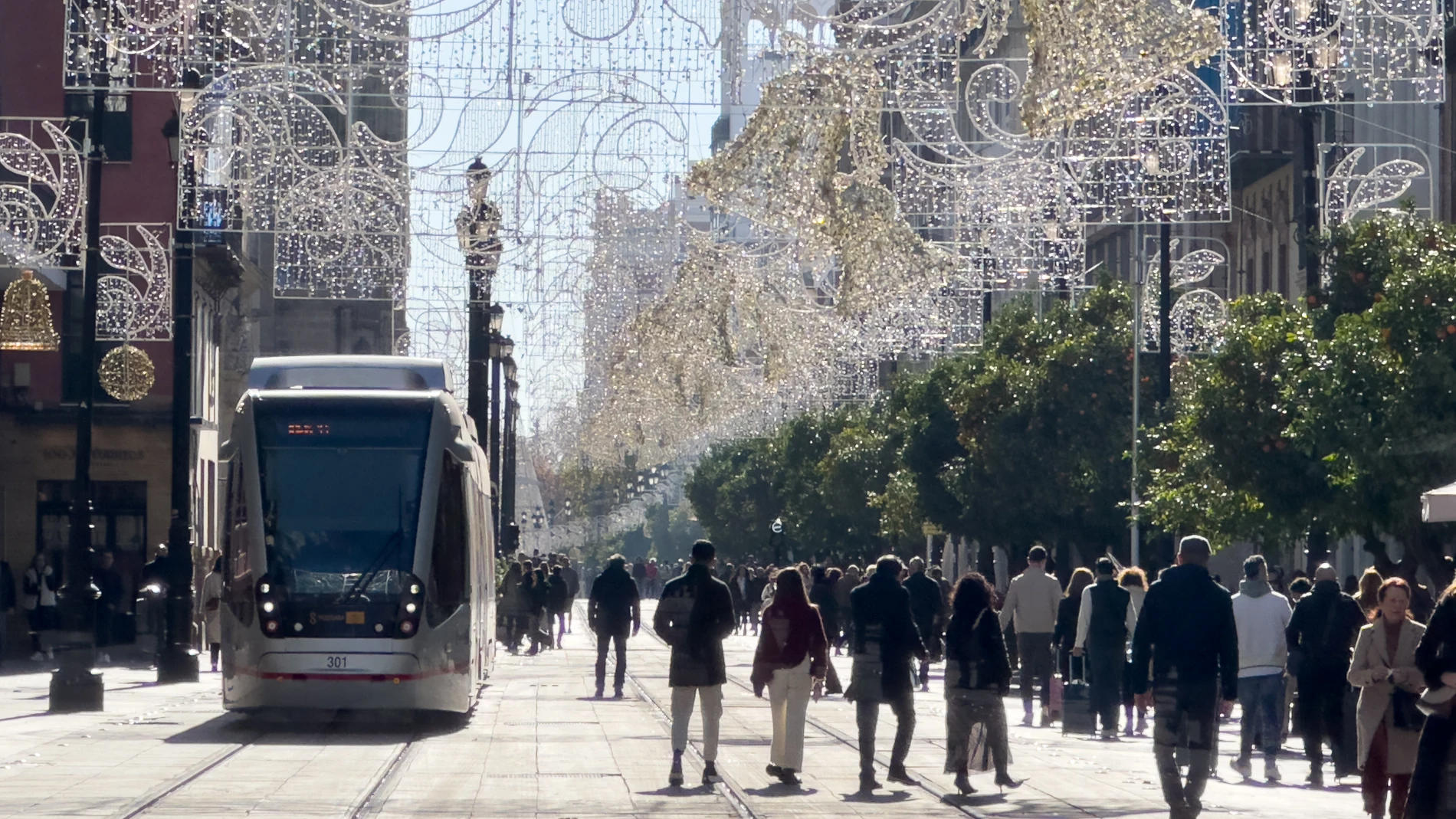 SEVILLA, 01/01/2025.- Fotografía de una calle de la capital andaluza este lunes. Sevilla se despierta en el primer día del año, con un tiempo soleado y sus calles llenas de turistas aprovechando para poder visitar la ciudad en estas fechas. EFE/ David Arjona