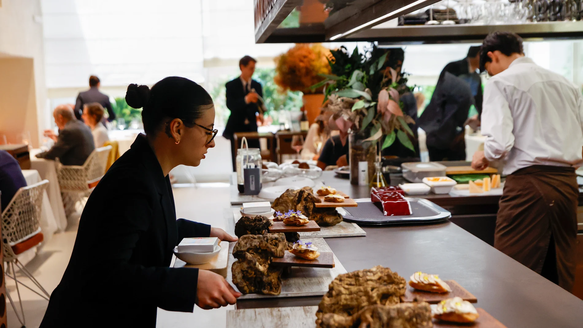 Una camarera trabajando en un restaurante de Murcia