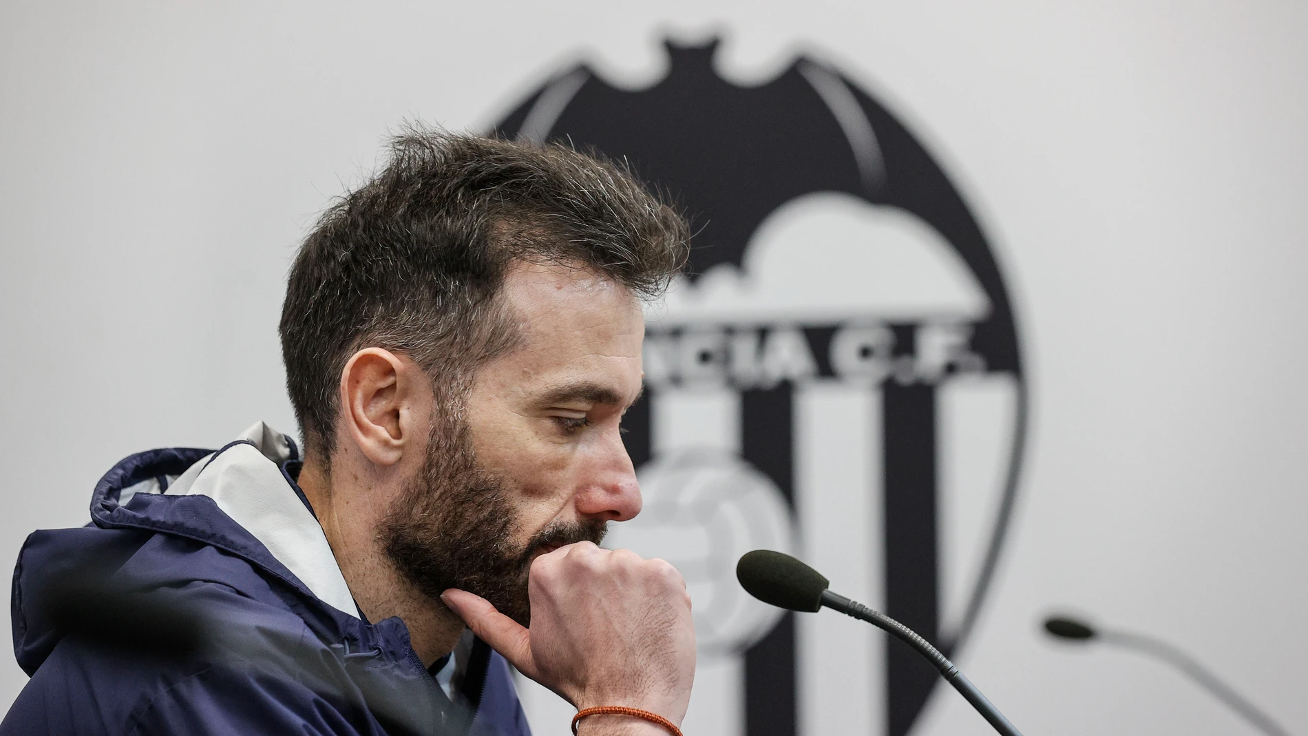GRAFCVA4534. PATERNA (VALENCIA), 02/01/2025.- El nuevo entrenador del Valencia, Carlos Corberán, ofrece este jueves en la ciudad deportiva la rueda de prensa previa al partido de LaLiga que disputará este viernes ante el Real Madrid en Mestalla y que fue aplazado por la dana. EFE/Manuel Bruque