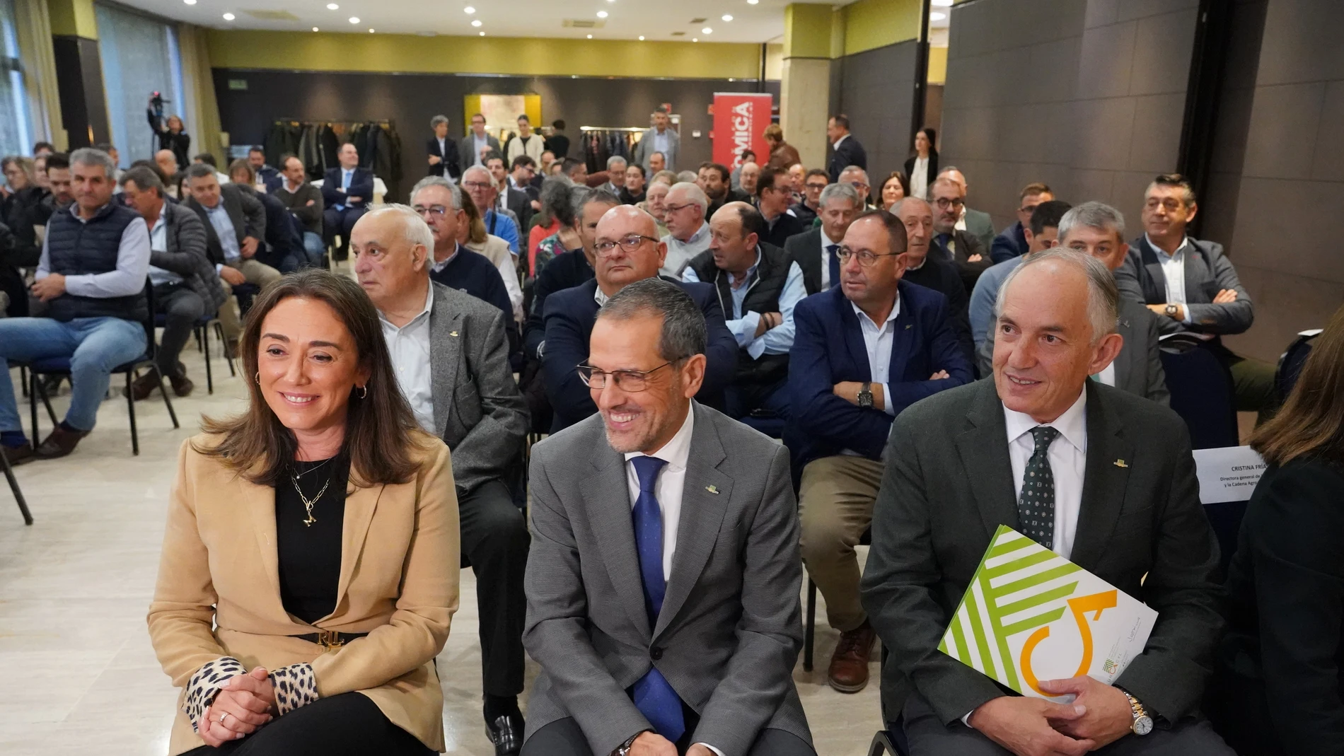 La consejera María González Corral durante una jornada con las cooperativas