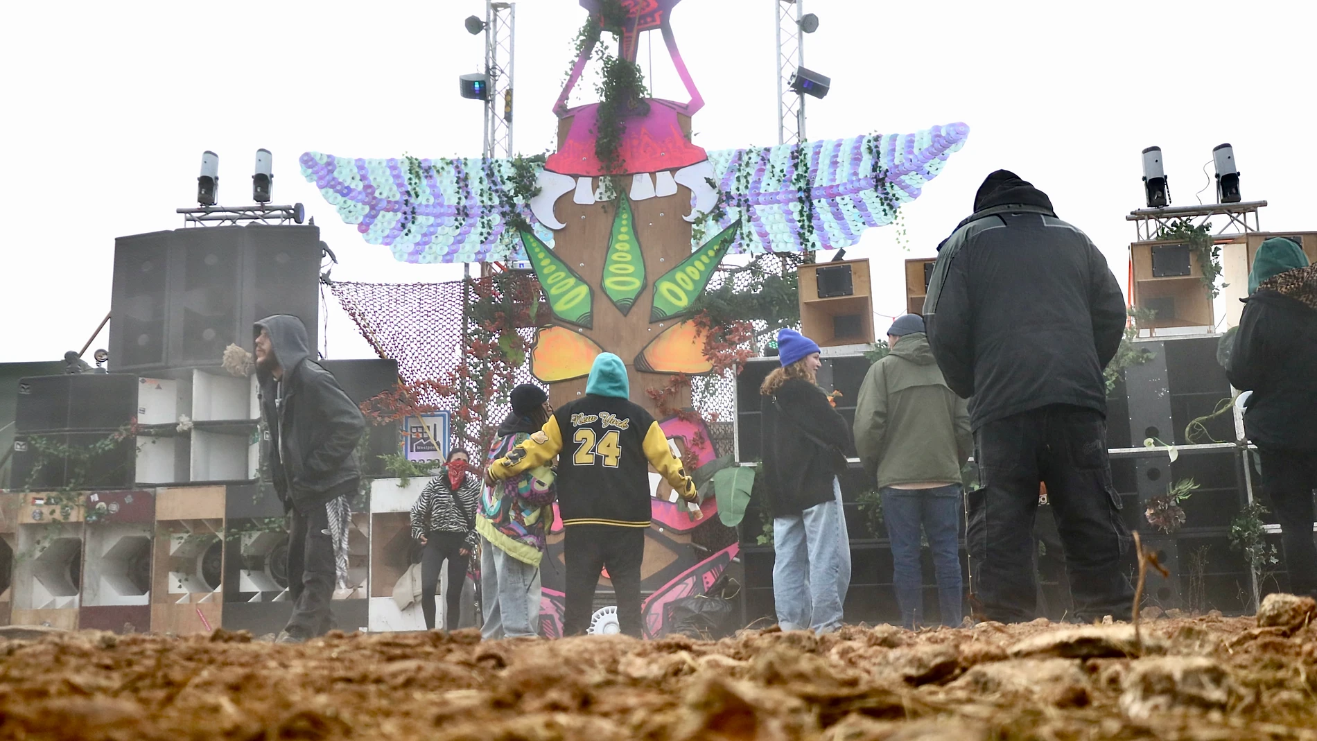 Varias personas en las inmediaciones del aeropuerto de Ciudad Real, donde se celebra una macrofiesta ‘rave’ desde Nochevieja, a 2 de enero de 2024, en Ciudad Real, Castilla-La Mancha (España). Una macrofiesta rave sin autorización, la llamada 'Big Fucking Party 2025', reúne a cientos de participantes llegados desde distintos puntos de España y Europa en terrenos situados en el polígono industrial que se encuentra junto al aeropuerto de Ciudad Real. La Policía Nacional ha establecido un dispos...