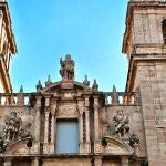 Los tres Reyes Magos presiden la fachada del monasterio 