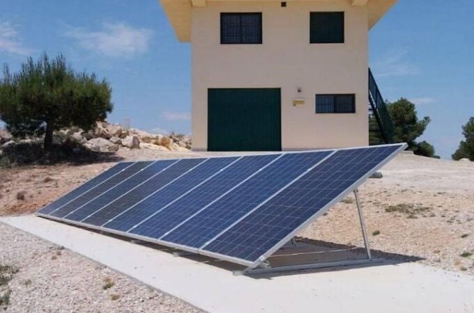 Punto de vigilancia fijo de los Agentes Medio Ambientales en el que se han instalado placas solares