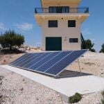 Punto de vigilancia fijo de los Agentes Medio Ambientales en el que se han instalado placas solares