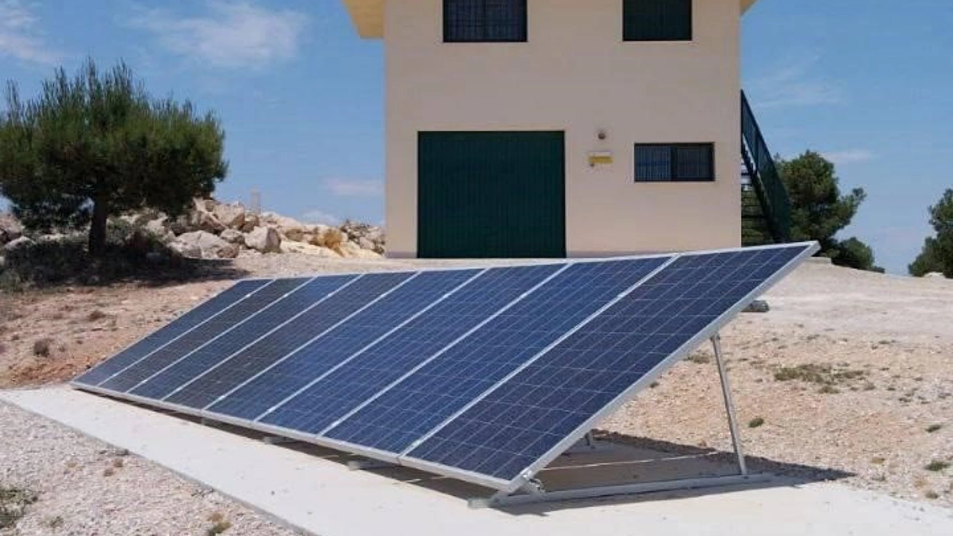 Punto de vigilancia fijo de los Agentes Medio Ambientales en el que se han instalado placas solares REMITIDA / HANDOUT por GOBIERNO REGIONAL Fotografía remitida a medios de comunicación exclusivamente para ilustrar la noticia a la que hace referencia la imagen, y citando la procedencia de la imagen en la firma 02/01/2025