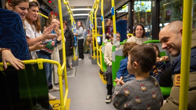 Un paseo de Navidad con la EMT para los pequeños pacientes del hospital Gregorio Marañón