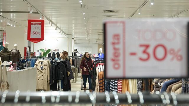 MADRID.-La OCU recomienda informarse de las condiciones de venta antes de comprar artículos en las rebajas