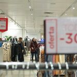 MADRID.-La OCU recomienda informarse de las condiciones de venta antes de comprar artículos en las rebajas