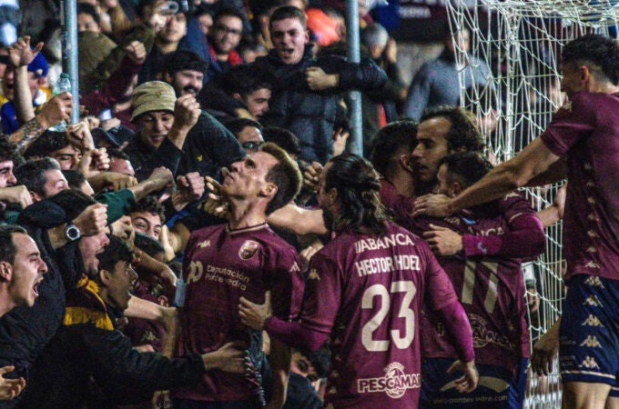 El Pontevedra celebra un gol con su afición en Pasarón