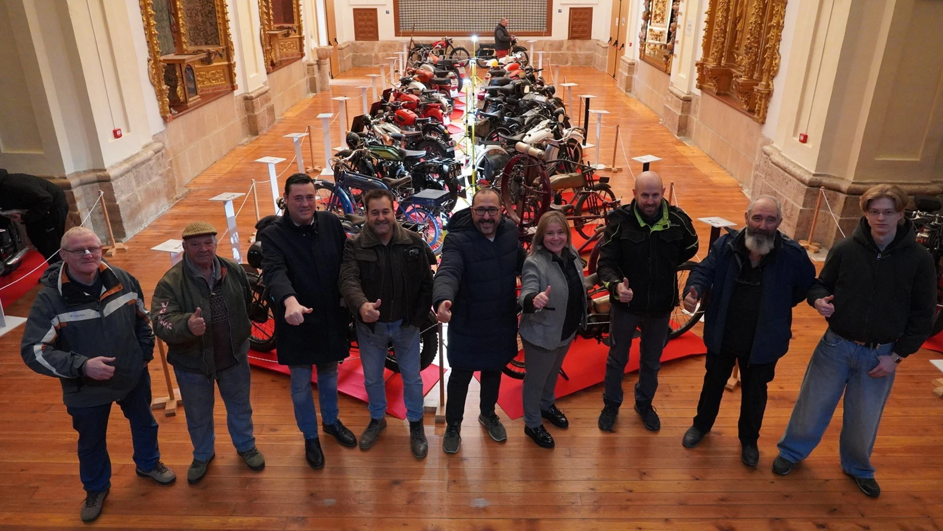 El alcalde de Tordesillas, Miguel Ángel Oliveira; el diputado del servicio de Deportes y Juventud de la Diputación de Valladolid, Javier González; y el presidente de Motauros, Juan Carlos Ruiz; junto con miembros del equipo consistorial y de la organización de Motauros, en la exposición