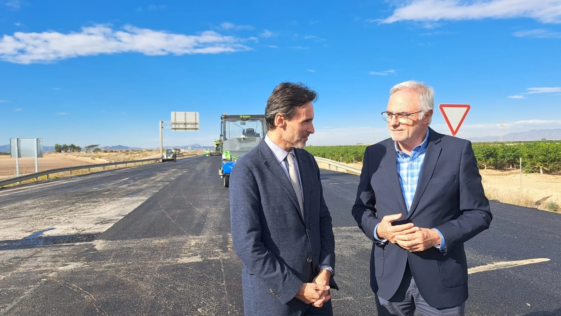 El consejero de Fomento e Infraestructuras, Jorge García Montoro, junto al alcalde de Torre Pacheco, Pedro Ángel Roca