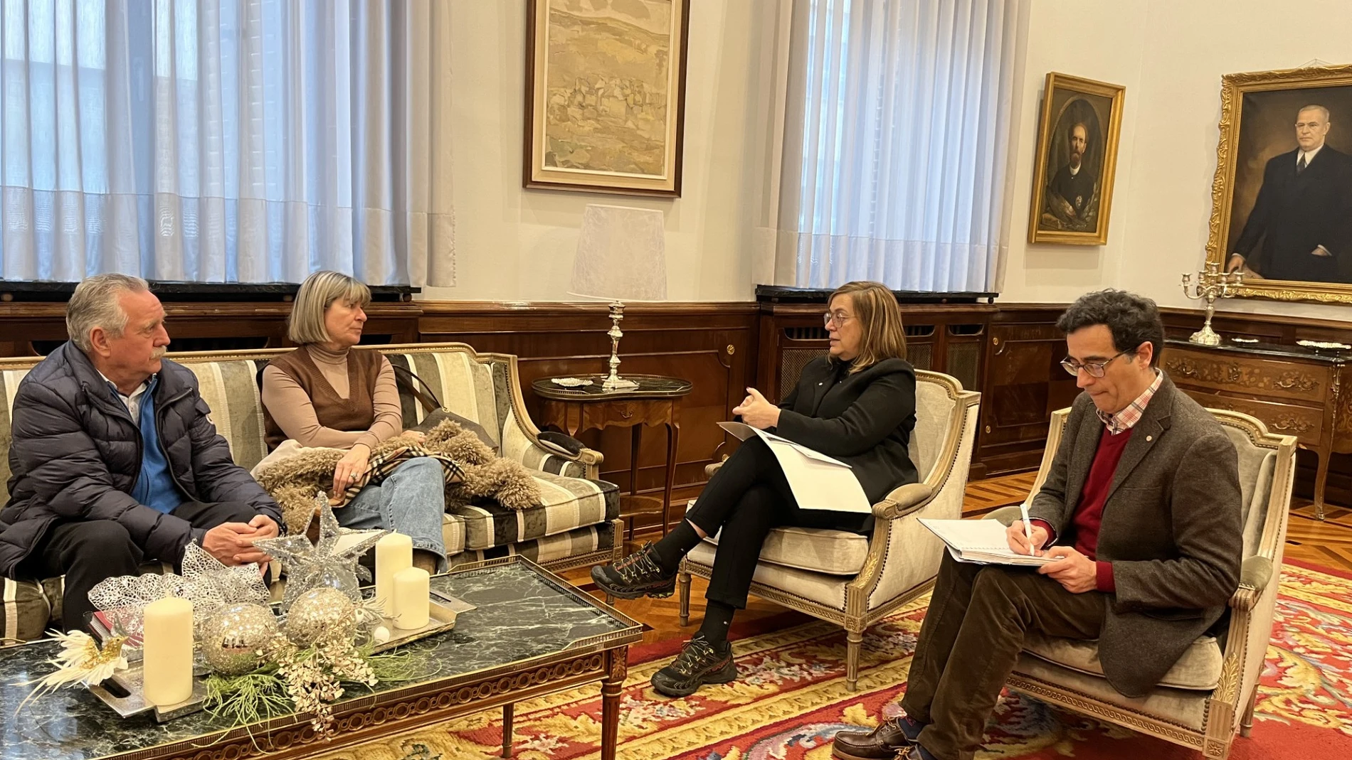 La presidenta de la Diputación de Palencia, Ángeles Armisén, se reúne con representantes de Venta de Baños