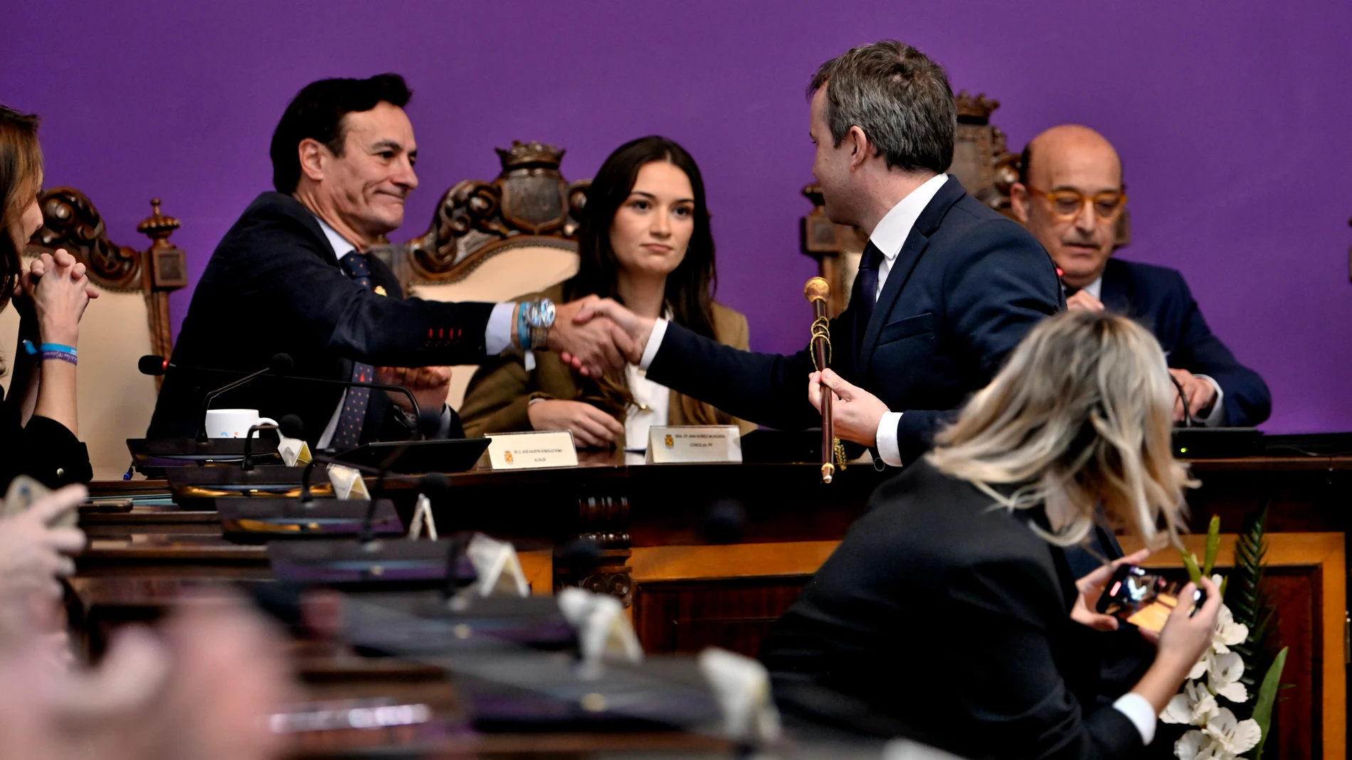 El nuevo alcalde de Jaén, Julio Millán (d) saluda al exalcalde Agustín González (i), durante el pleno de moción de censura en el Ayuntamiento de Jaén. A 02 de enero de 2025, en Jaén (Andalucía, España). Julio Millán (PSOE) se ha convertido este jueves de nuevo en alcalde de Jaén tras aprobarse la moción presentada junto a Jaén Merece Más contra el alcalde, Agustín González (PP). Ha salido adelante con los 14 votos a favor de los dos grupos proponentes, socialistas y JM+ --que hasta ahora gobe...