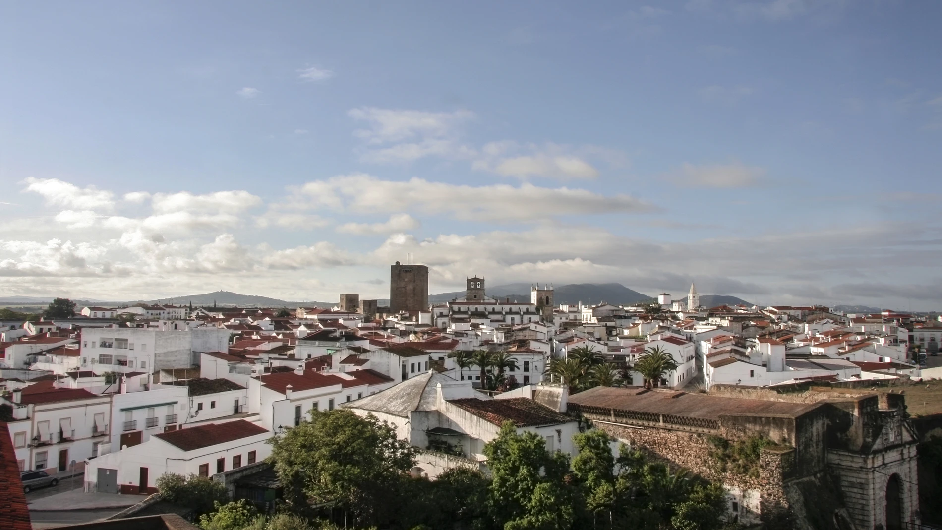 El idioma oficial de España es el castellano, al igual que la nacionalidad es la español, pese a la existencia de otras lenguas cooficiales y personas de otra procedencia internacional