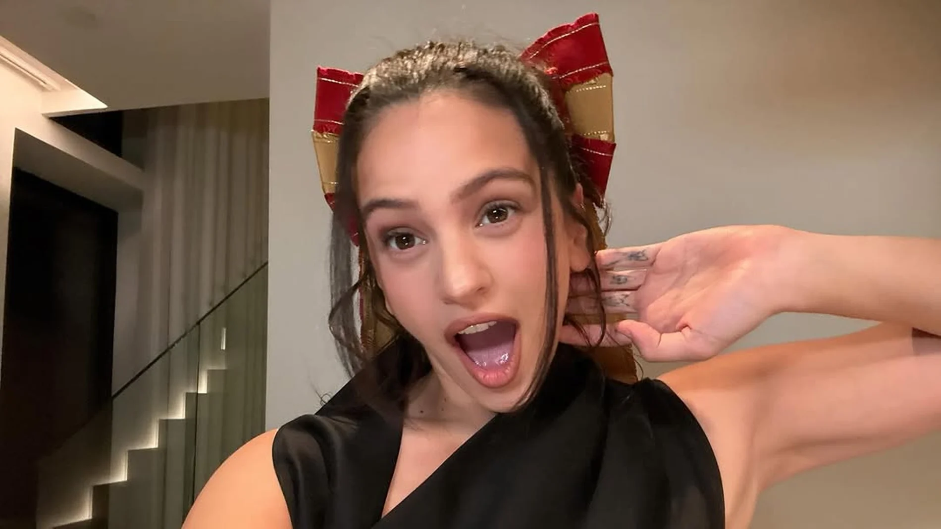 Rosalía con lazo español.