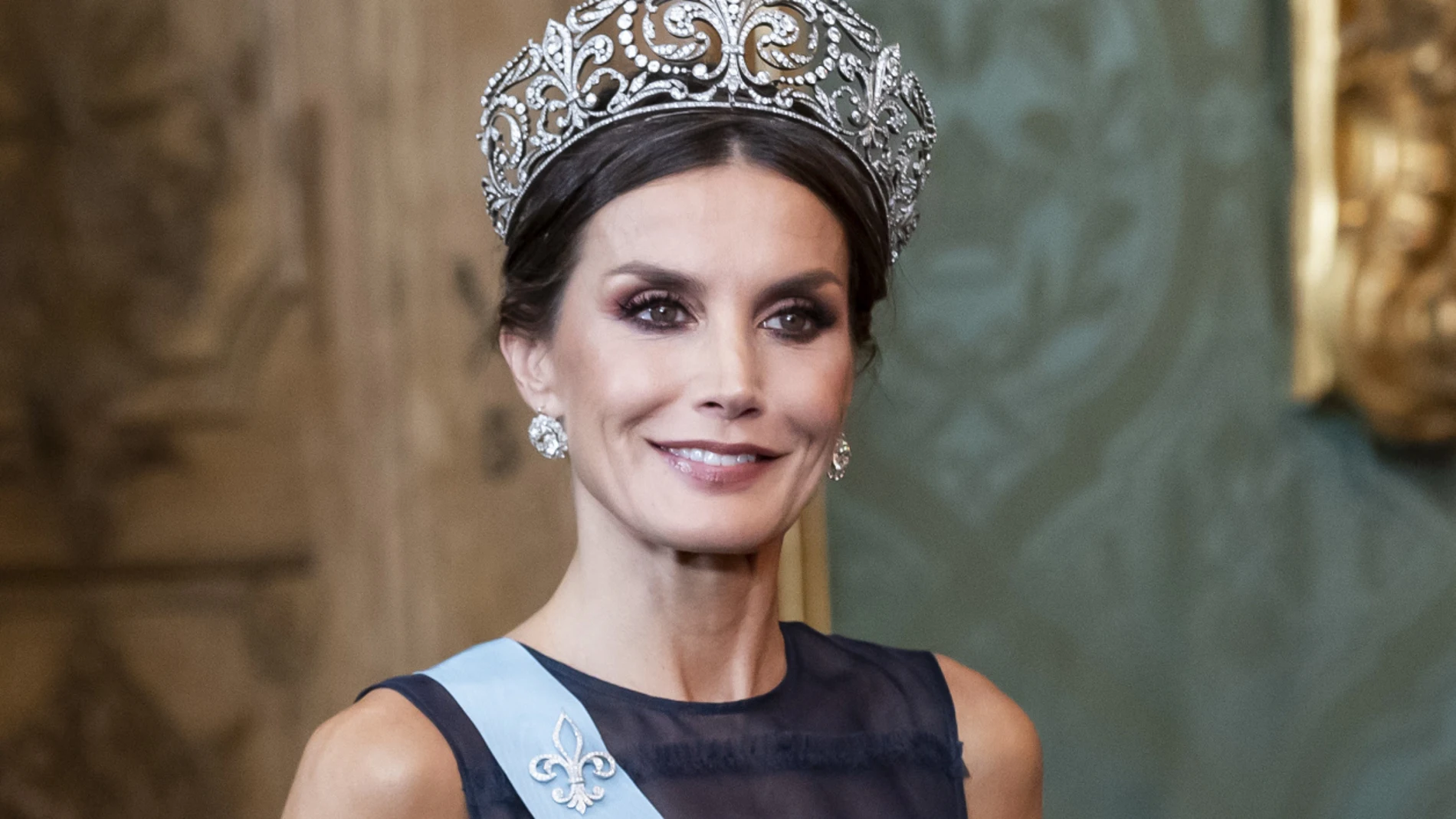 La Reina Letizia en Suecia con vestido de gala de H&M