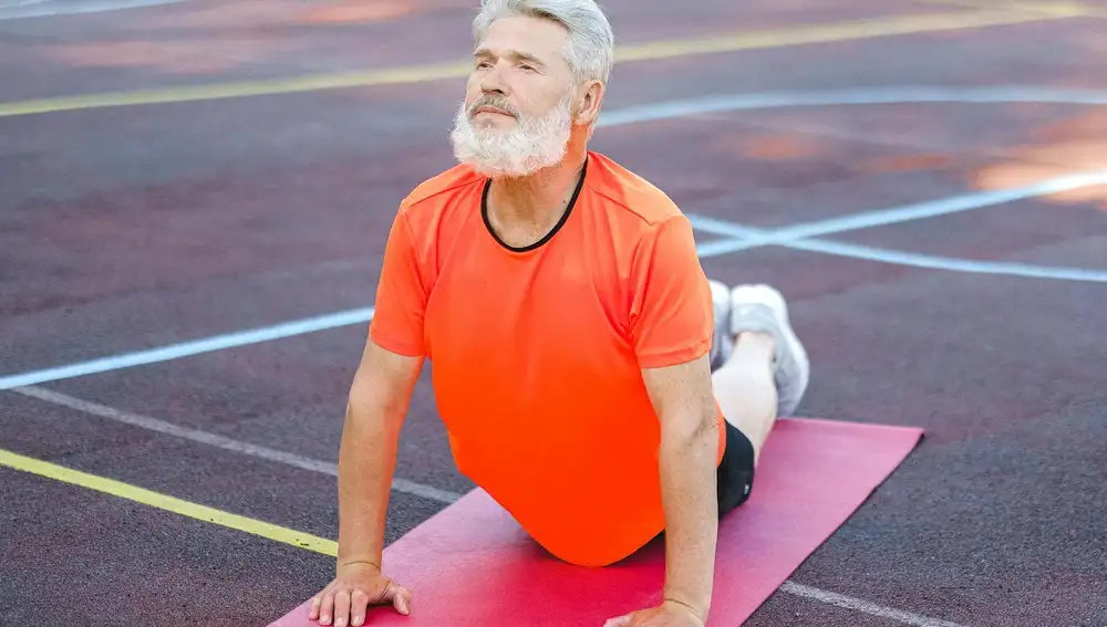 Hombre mayor haciendo ejercicio