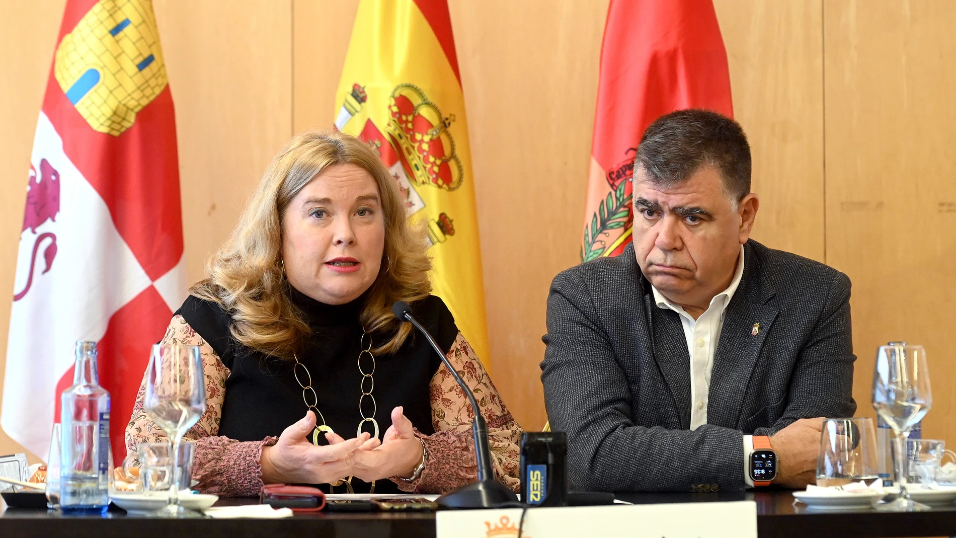 La alcaldesa de Burgos, Cristina Ayala, durante el desayuno informativo