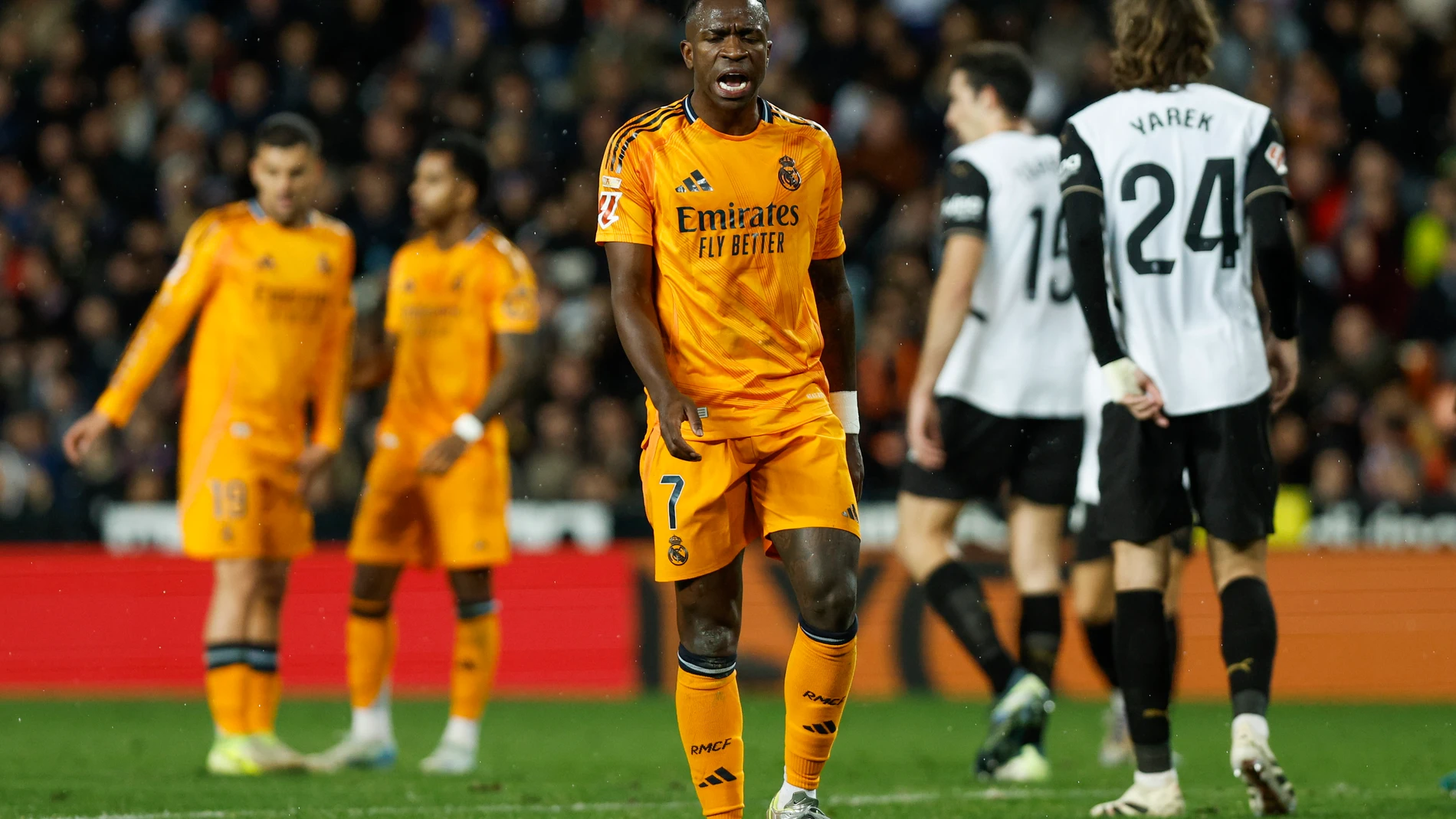 VALENCIA, 03/01/2024.- El delantero brasileño del Real Madrid, Vinicius Junior, durante el encuentro correspondiente a la jornada 12 de Laliga EA Sports que disputan hoy viernes Valencia y Real Madrid en el estadio de Mestalla, en Valencia. EFE / Manuel Bruque.