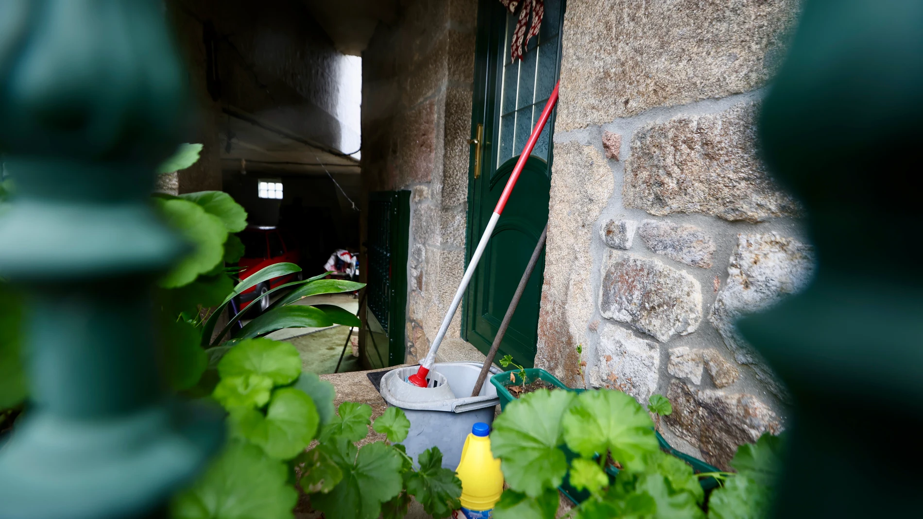 El interior de la casa donde un hombre propinó ayer una paliza a su madre, con un precinto de la Guardia Civil, a 3 de enero de 2025, en la parroquia de Santa María de Sacos, en Cerdedo-Cotobade, Pontevedra, Galicia (España). Un hombre de 46 años ha sido detenido por un delito de tentativa de homicidio tras propinar una paliza a su madre, de 79 años. La víctima permanece ingresada en el Hospital Álvaro Cunqueiro de Vigo, a donde fue trasladada en helicóptero medicalizado de Urxencias Sanitari...