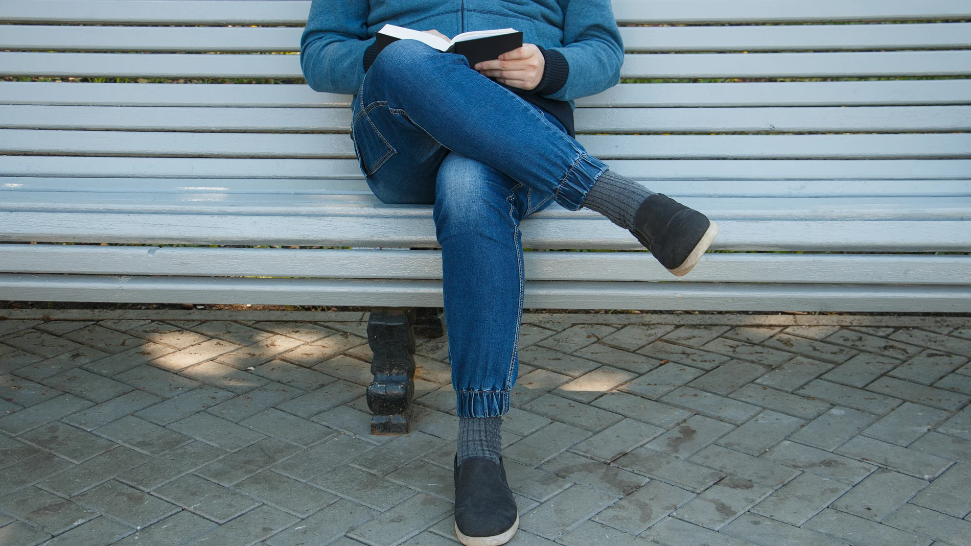 Sentarse con las piernas cruzadas es un hábito que tiende a ser común en muchas personas, pero estar mucho tiempo en esa posición podría tener ciertos riesgos