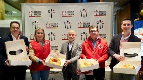 La Escuela Internacional de Cocina de la Cámara de Valladolid entrega sus tradicionales roscones solidarios a favor de Cruz Roja para acompañar a las personas sin hogar en el Día de Reyes. El acto cuenta con la presencia del presidente de Cámara de Valladolid, Víctor Caramanzana; la presidenta de Cruz Roja en Castilla y León, Rosa Urbón; y el presidente de Cruz Roja en Valladolid, Juan José Zancada