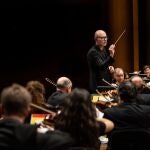 Los actores Tamar Novas e Inés Salvado, y la Real Filharmonía de Galicia, en el Concierto de Reyes de Afundación en Vigo