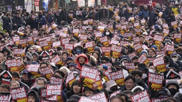 Asia Protesters stage a rally to demand South Korean President Yoon Suk Yeol's impeachment in Seoul, South Korea, 