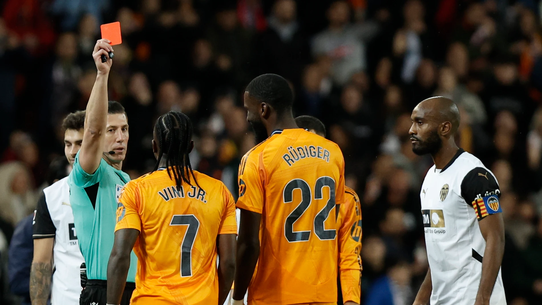 VALENCIA, 03/01/2024.- El colegiado Soto Grado muestra tarjeta roja al delantero brasileño del Real Madrid, Vinicius Junior (i), durante el encuentro correspondiente a la jornada 12 de Laliga EA Sports que disputan hoy viernes Valencia y Real Madrid en el estadio de Mestalla, en Valencia. EFE / Biel Aliño.